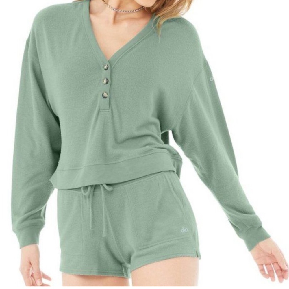 Alo Alolux Soho Cropped Henley Pullover in Seagrass